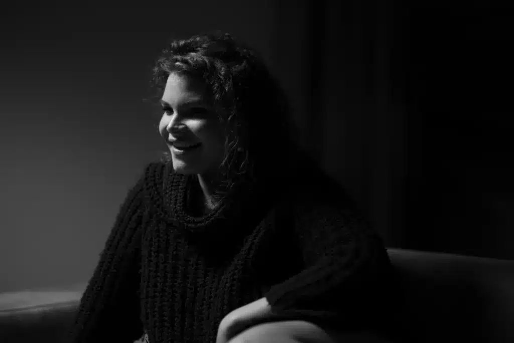 Portrait einer jungen Frau auf einer Couch