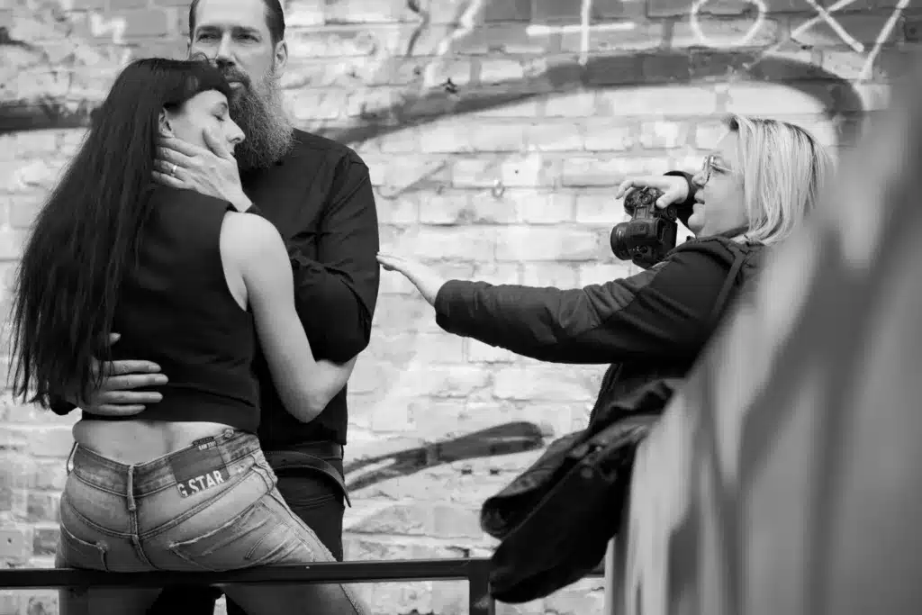 Fotografin weisst ein Model Paar an